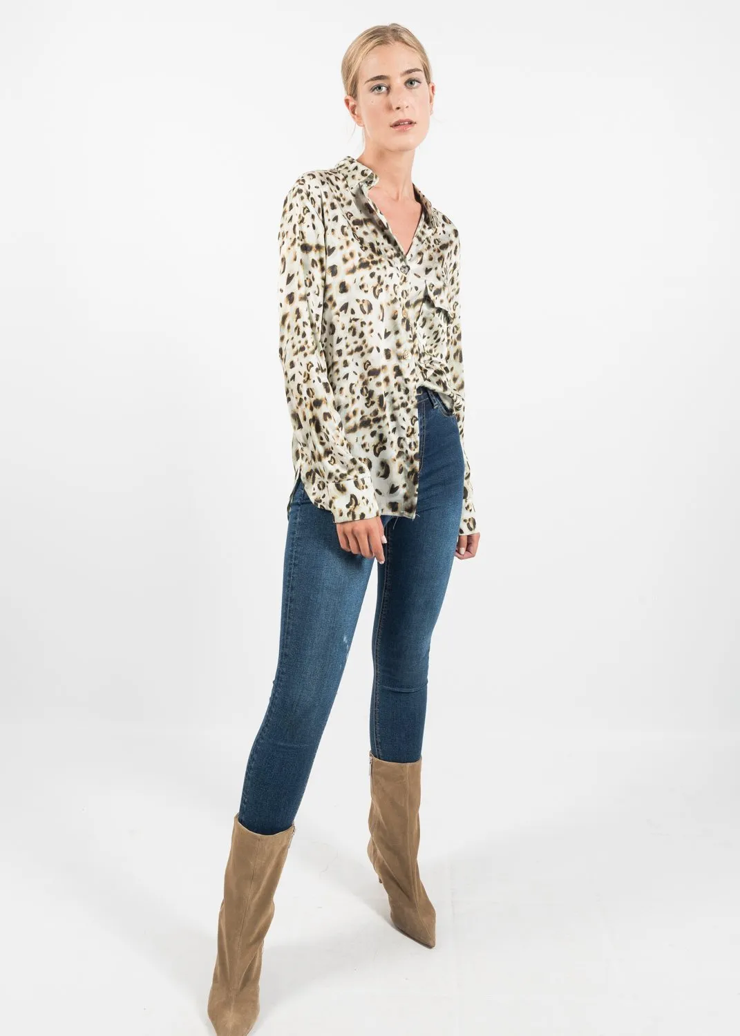 Blusa leopardata con tasche