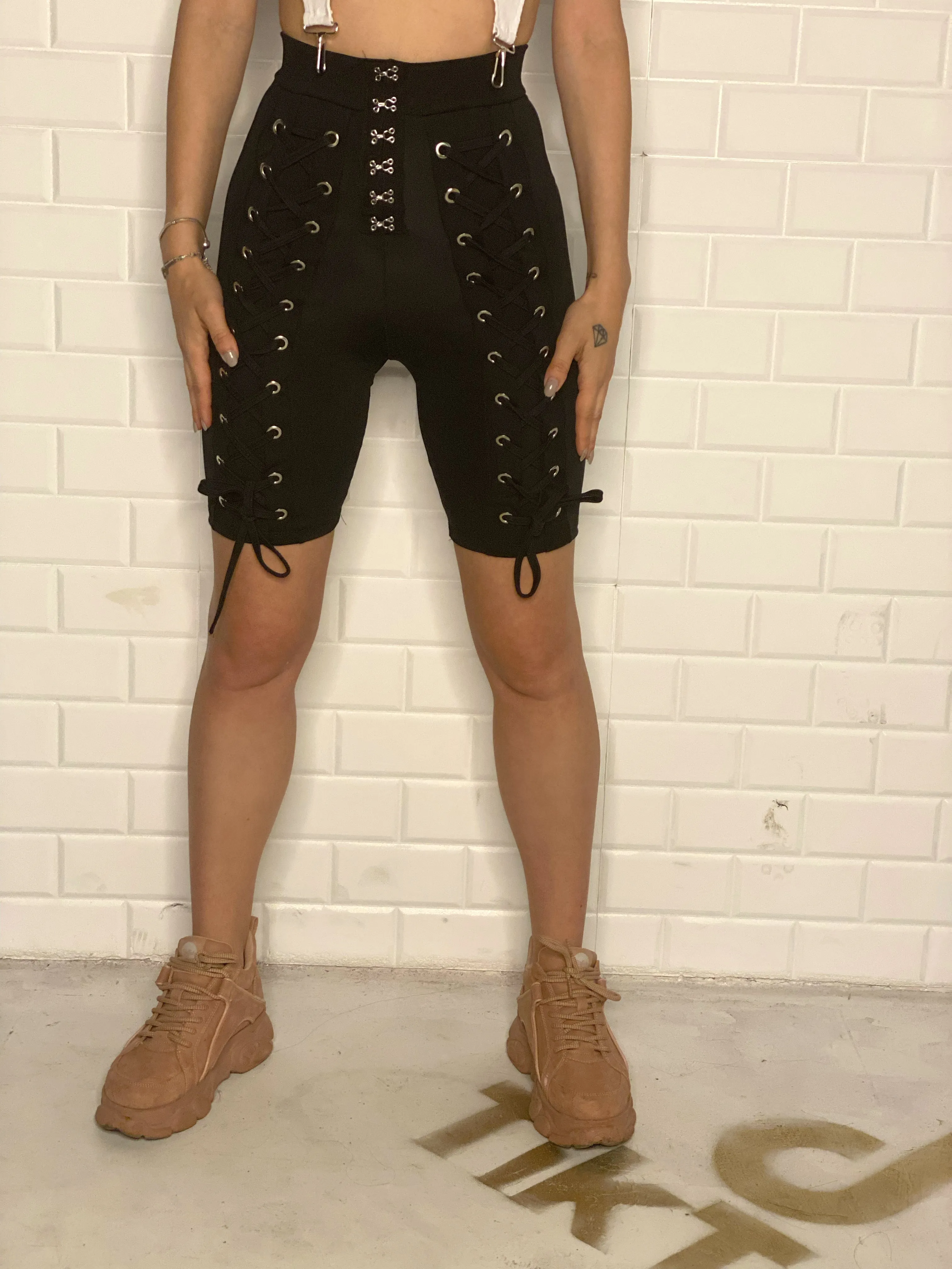 PANTALONI SCURTI ‘LACE UP’